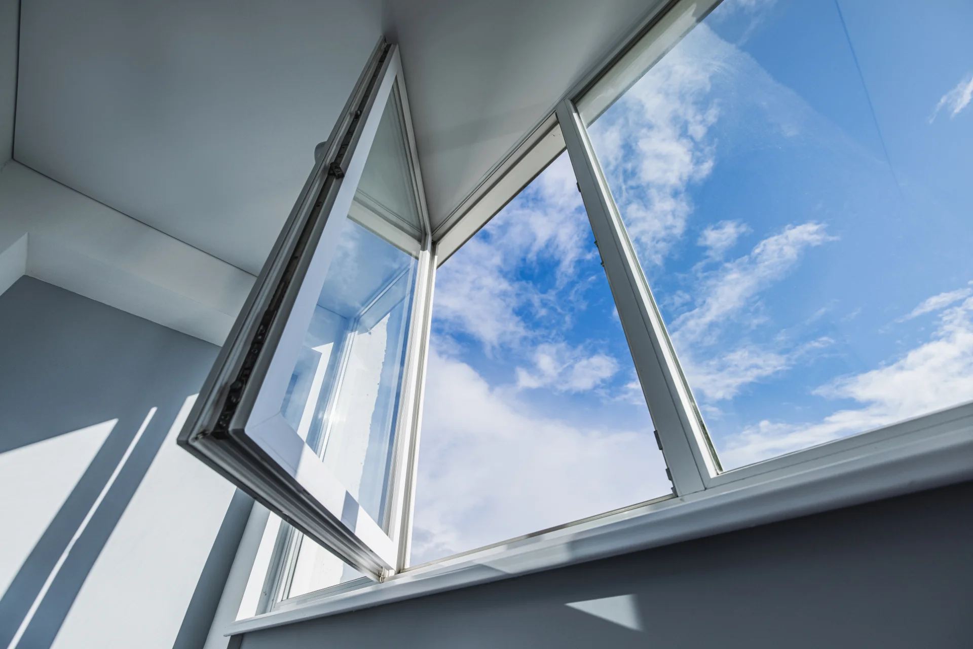 VLX 80 Casement Window in Los Angeles, CA | Juniper Windows & Doors - detail 1